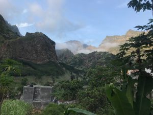 Ausblick auf den Cova Krater von der Terrasse in unserer Unterkunft in Eito