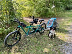 Mayra vor dem Tandem am Wolfsee